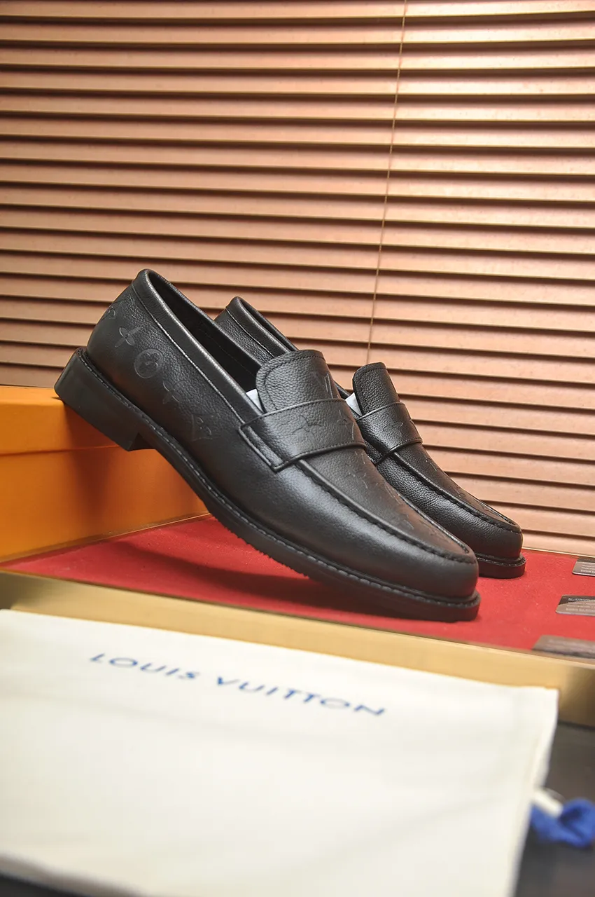 Men's men's shoes 💰460💶 [LV] (all high-end sheep lining) 🍀LV's latest genuine leather business suit shoes are launched simultaneously on the official website. The first-layer cowhide imported from Italy is made of heavy gold, 💥official website 1:1 rubber outsole. Versatile to wear, high-end without losing class, and the color combination is extraordinary. This four-season style is alluring when worn on your feet, showing off your big-name flair. Standard code 38-45 (45 customized)